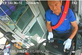 搀扶摔倒老人、救助晕倒乘客，真情巴士司机传递正能量图片