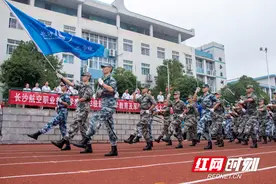 长沙航院2023级新生接受军训检阅图片