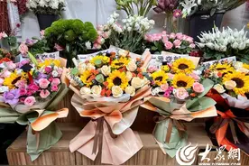 临沂：高考考场外花店热卖 深深的祝福送给各位考生图片