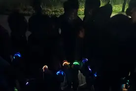 能运动又能社交！青岛年轻人在公园开着定位“躲猫猫”图片