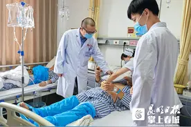 云南省中医医院为患者取出直径5厘米肾结石图片