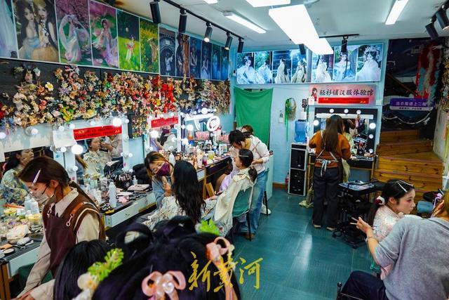 泉城新春汉服热 明代妆造体验火爆需排队