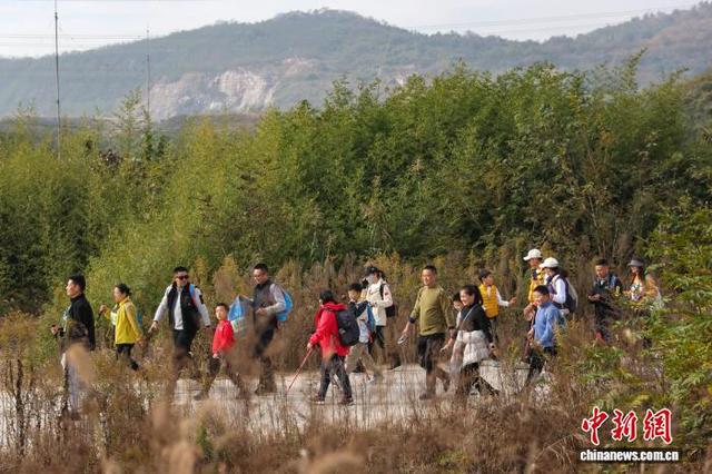 三千徒步爱好者走进南京江宁“山野拾秋”