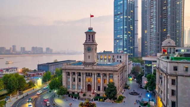 这些被遗弃的老地方，挤满了失落的年轻人