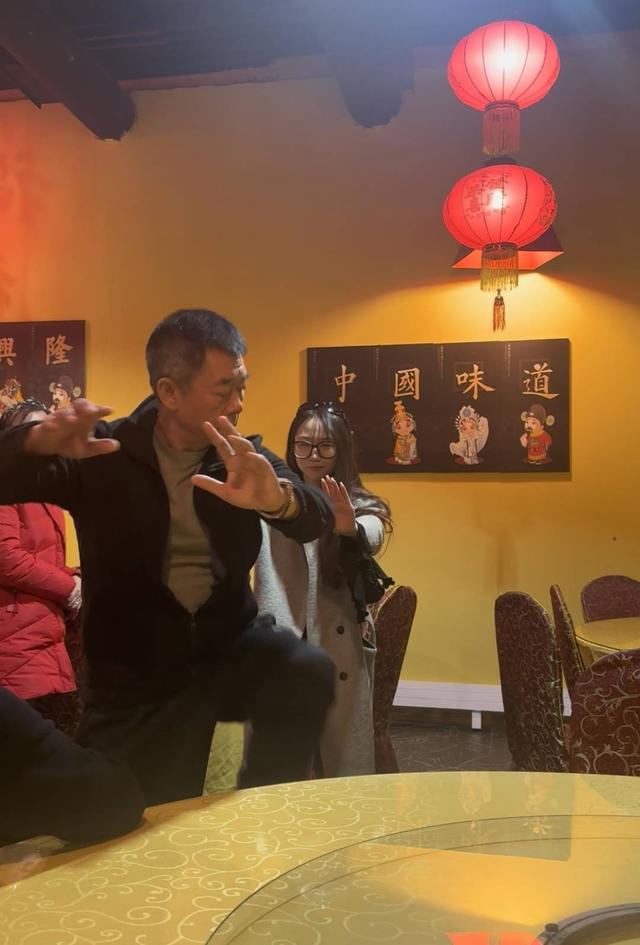 00后勇闯夕阳红老年团被当团宠 专家：文旅产品需探索代际融合新路径