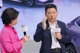 尊界将于11月底前与Mate70一同发布！余承东：坐飞机时捂着口袋，担心被别人偷拍到自己的Mate70图片