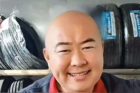 长相酷似郭冬临+林俊杰 嗓音酷似张信哲！90后烟台轮胎店小伙走红网络图片
