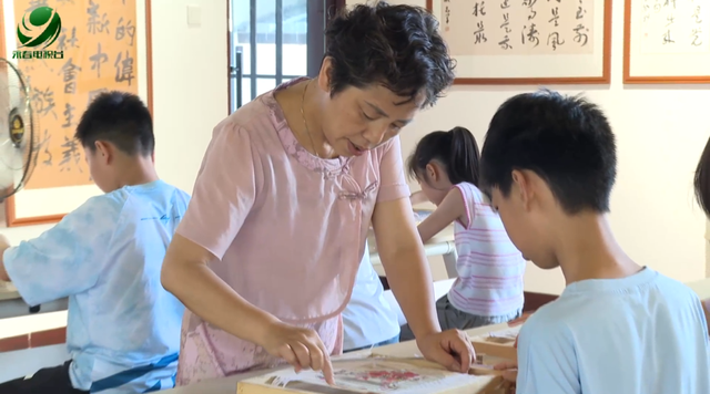 暑期非遗文化体验受追捧 纸织画与香道成热门选择