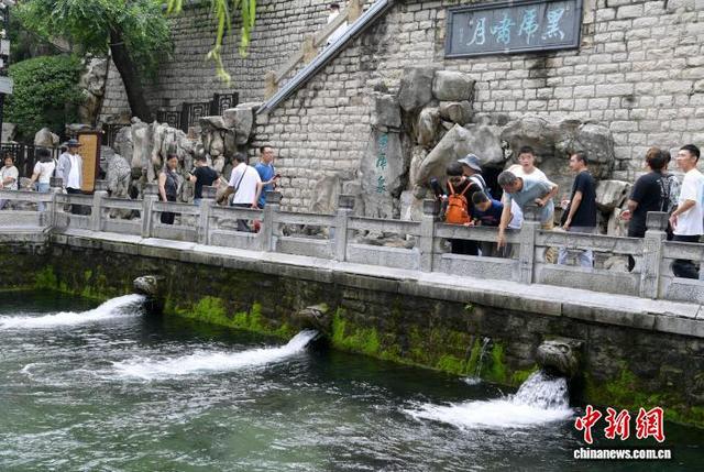 山东济南：黑虎泉三只“兽头”欢畅喷涌