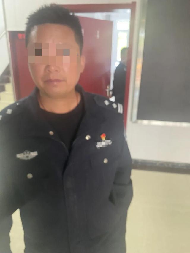 母亲派出所里遭民警责骂，男子插话后被拖进女厕群殴：涉案民警获刑8个月，两名辅警缓刑