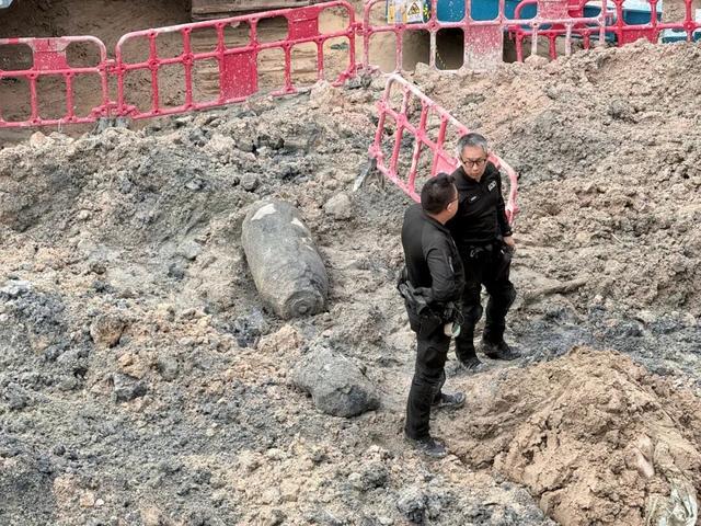 正在拆弹，已锯开外壳，6000人被紧急疏散！香港闹市发现美军二战时炸弹，内有227公斤TNT炸药，仍具备完整爆炸威力
