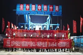 通泰扬特大桥首座连续梁顺利合龙 沪渝蓉高铁加紧建设图片