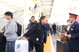 长三角铁路迎来清明假期返程高峰，上海地铁加开定点加班车图片