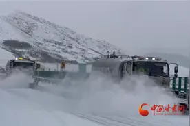 降雪即上路 甘南公路部门积极应对新一轮降雪天气图片