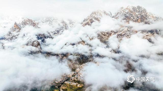 甘肃扎尕那雪后初霁 石林云雾相映成画