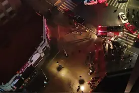 重庆巴南一私家车乱停放耽误火灾救援，群众与消防队员合力将车挪开图片