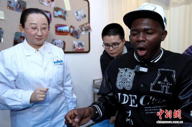 外国医学专家学者郑州感受中医绝技与智慧科技