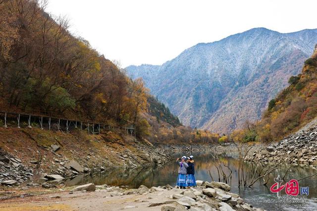 四川茂县松坪沟景区层林尽染 美景如画