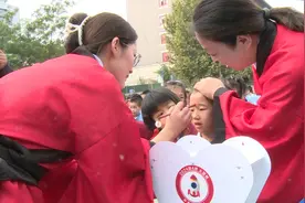 济南：着汉服开蒙礼 教师为一年级新生点朱砂 萌娃开启新篇章图片