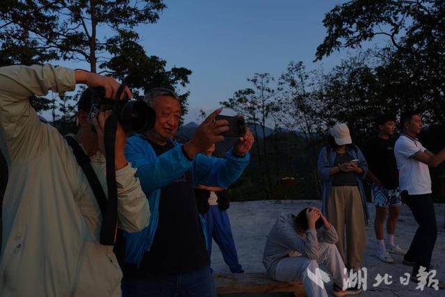 咸丰大团坝云海日出吸引游客拍照打卡
