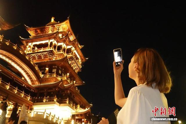 浙江义乌：鸡鸣阁夜色如画 吸引中外游客打卡