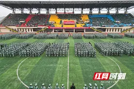 湖南铁科职院开展2023级新生军训会操图片