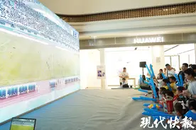 泰州16处大屏同步直播苏超赛事，如泰州队取胜现场送100杯奶茶图片