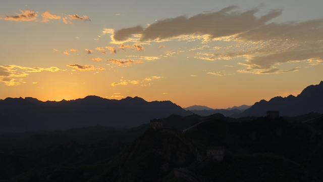 金红泼染烽台侧 云浪翻熔万山脊