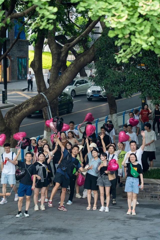 “走，带你去看沿途的风景”——南滨路“踩”城市心跳，用一万步捞同频搭子