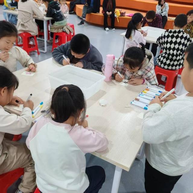 枝江科技馆 “水中藏物” 活动带孩子读懂光的奥秘