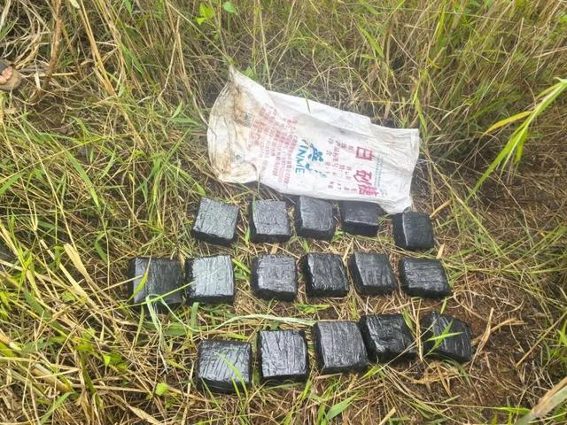 领奖现场，他们只能藏在“马赛克”背后