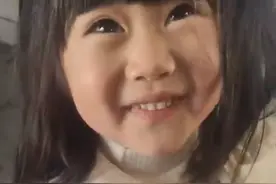 两个多月未见，小女儿激动得含泪扑进爸爸怀里图片