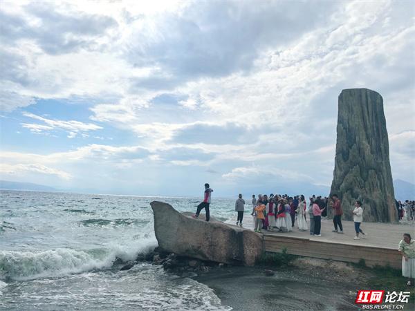 跟着网友游新疆丨赛里木湖：一眼沦陷的“天空之镜”