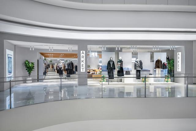 巴黎世家发布新创意总监首支广告，GARCON BY GARCON首开线下店｜是日美好事物