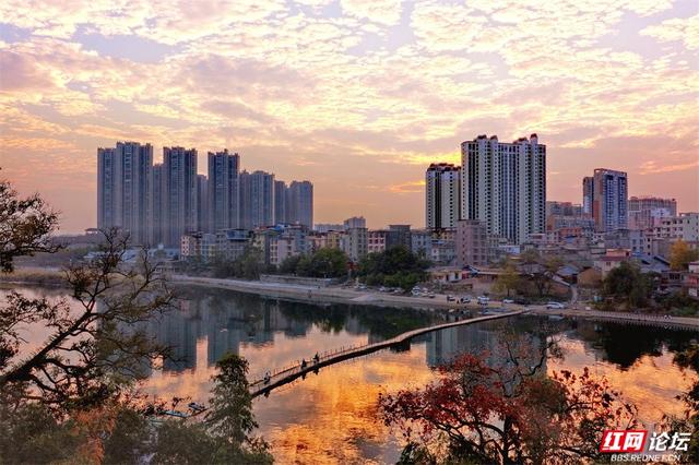 霞光漫过浮桥，桂林的黄昏温柔得不讲道理