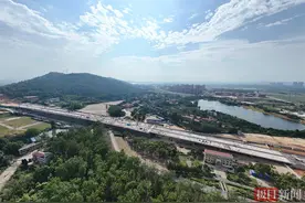 武汉左岸大道（枫林六路—兴七路）大军山跨线桥合龙图片
