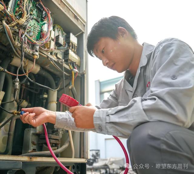 苏超赛场上谁在踢球谁在看球