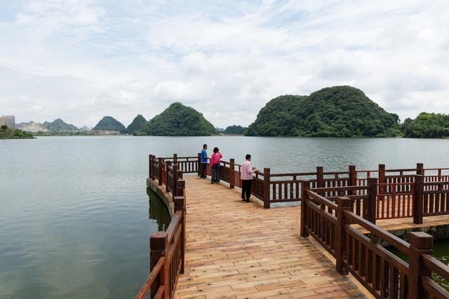安顺：“海绵” 公园串起生态美景 成市民休闲好去处