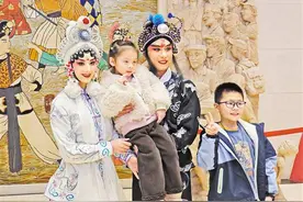 登上央视春晚后 “青白二蛇”回渝首秀图片