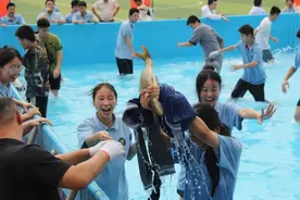 河南一中学在操场设鱼塘让高三学子抓鱼减压，校方：买了三百六十多条鱼，寓意鱼跃龙门图片