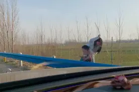 年轻妈妈高速靠边停车教育小孩，当事人回应：他吵着要跳车图片