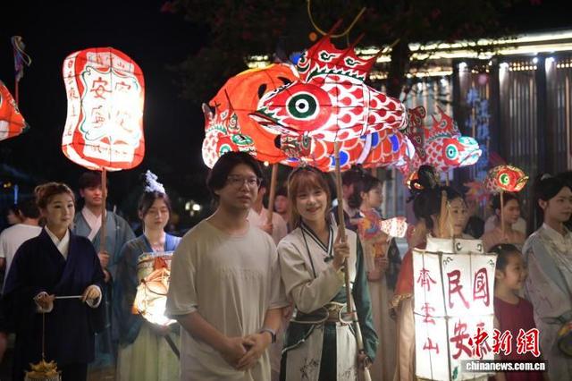安徽休宁：民俗文化点亮齐云山“夜经济”