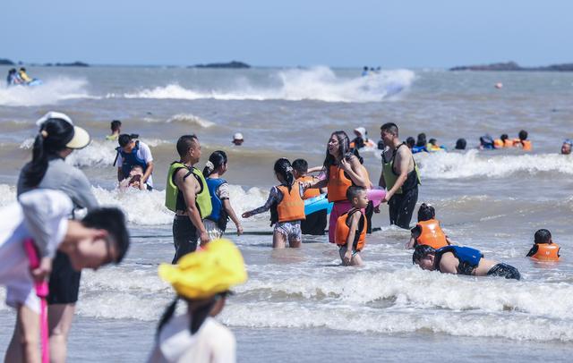 浙江舟山：东海之滨迎来暑期“游客潮”