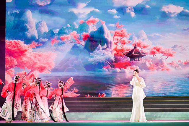 组图：甘工神鸟舞动雨林夜 海南保亭嬉水节迎宾晚会欢动四方客