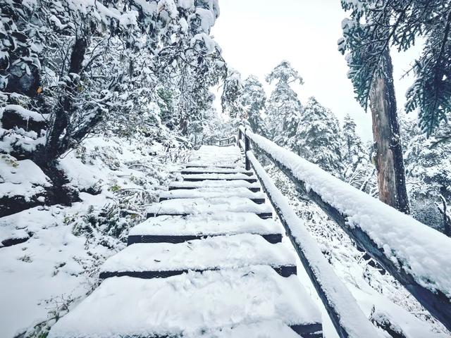 秋日雪景 | 雪后的螺髻山到底有多美?快来看!