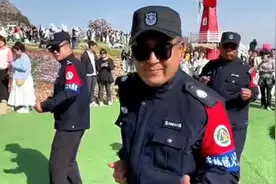 果然视频|“舞王”附体+拍照绝活，景区保安大哥火出圈！图片