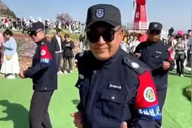 果然视频|“舞王”附体+拍照绝活，景区保安大哥火出圈！图片