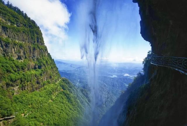 全球出圈‼️双奖加身‼️厉害了瓦屋山！