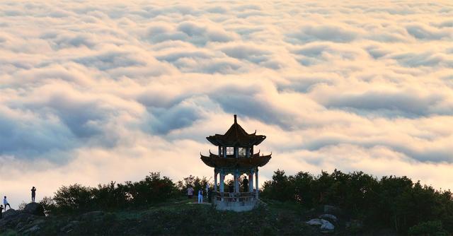 信阳市浉河区云端露营胜地：灵山金鼎四季奇观等你探索