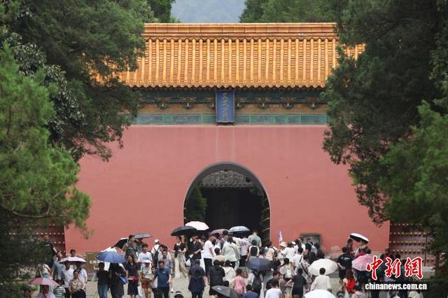 民众走进南京明孝陵探秘世界文化遗产